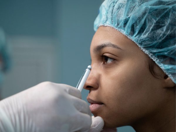 آیا امکان اصلاح فرم بینی بدون جراحی وجود دارد؟